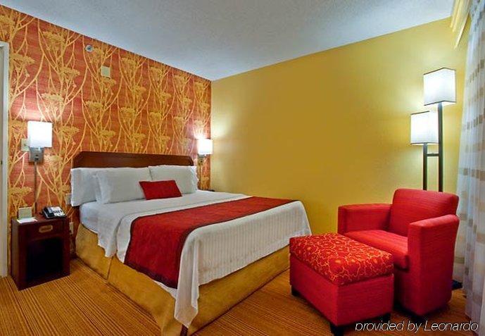 Courtyard By Marriott Valdosta Hotel Room photo