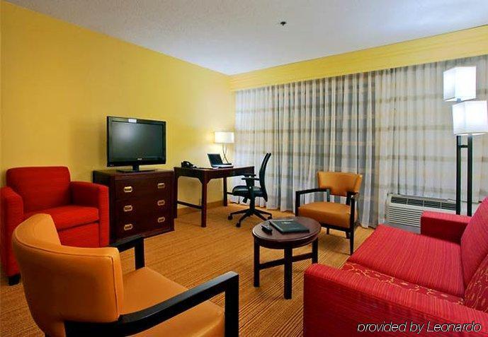 Courtyard By Marriott Valdosta Hotel Room photo